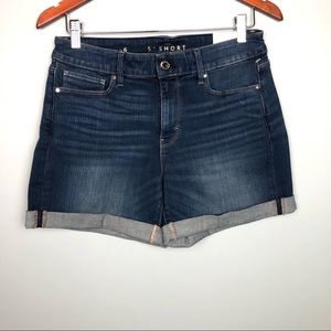 NEW White House black market the mid rise  5” jeans shorts Sz  6 stretch  blue